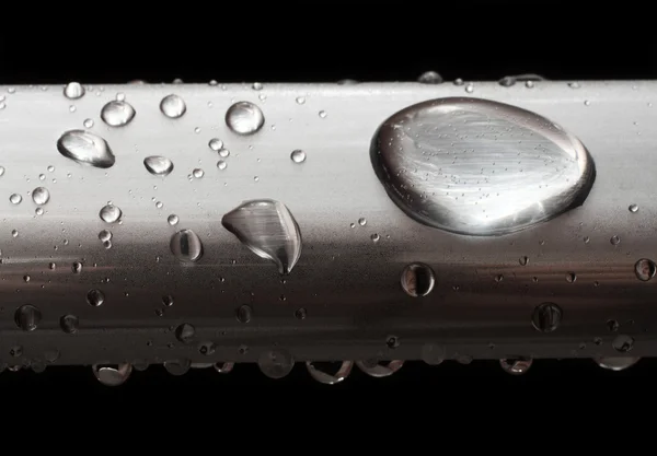 Капли воды на туманной металлической трубе — стоковое фото
