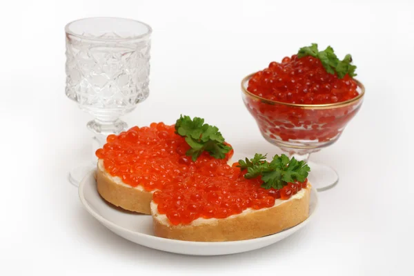 Vodka y caviar rojo — Foto de Stock