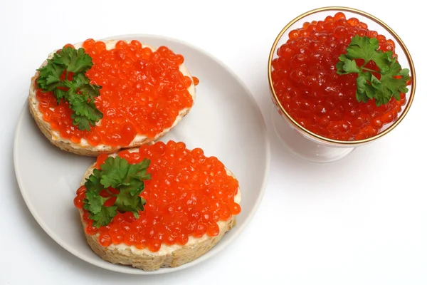 Två smörgås med röd kaviar — Stockfoto