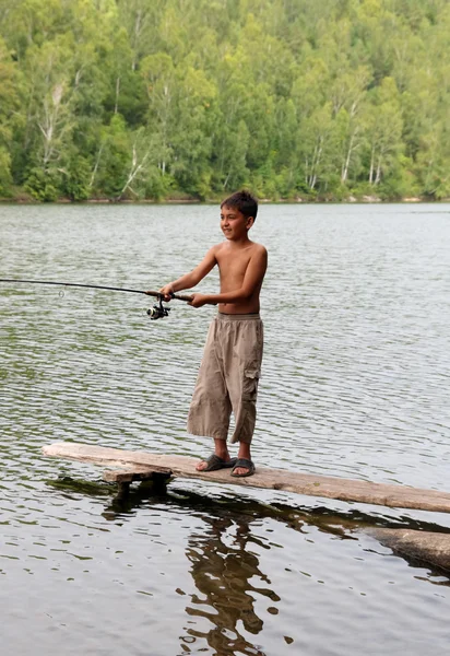 Garçon pêche avec filature — Photo