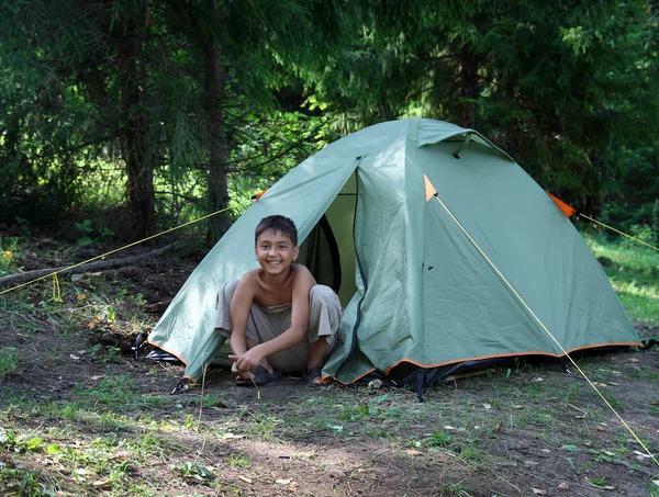 Joyeux garçon près de tente de camping — Photo