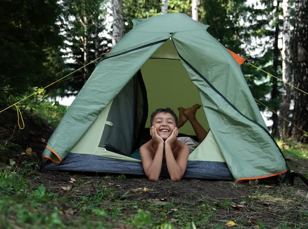 Felice ragazzo in tenda da campeggio — Foto Stock