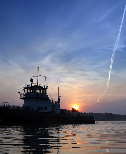 Zachód słońca nad rzeką i statek — Zdjęcie stockowe