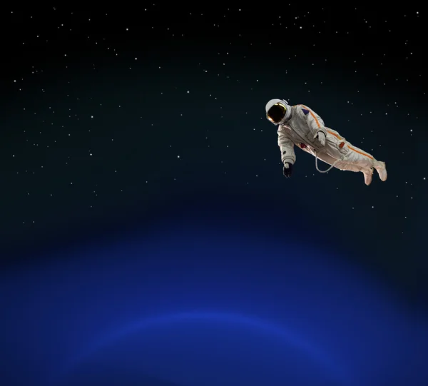 Astronaut über blauem Planeten — Stockfoto