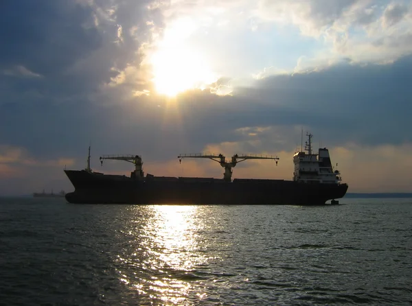 Gün batımı 2 Kuru yük gemisi — Stok fotoğraf