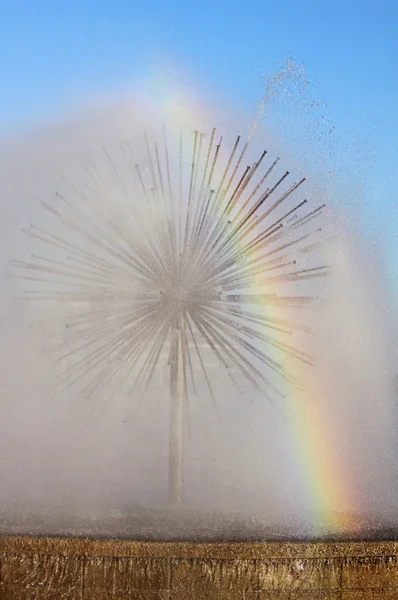 Cirkel fontän med regnbåge — Stockfoto