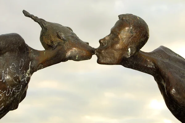 Csók a férfi és a nő szobor — Stock Fotó
