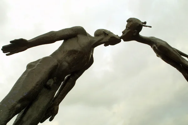 Статуя с поцелуем мужчины и женщины — стоковое фото