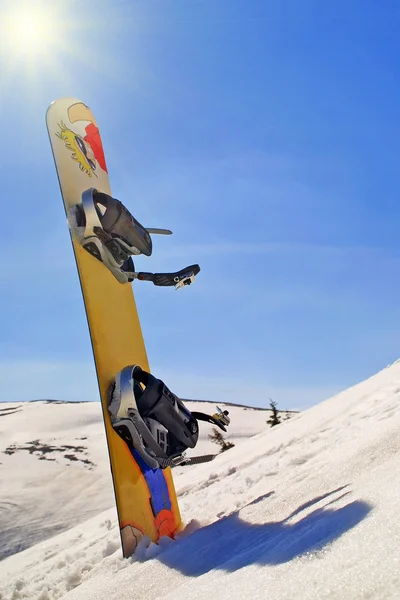 Snowboard på berget slask — Stockfoto