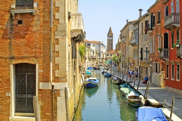 Canal con barcos en Venecia — Foto de Stock