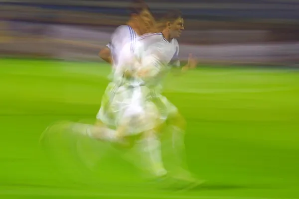 Jugador de fútbol (efecto exposición larga ) — Foto de Stock