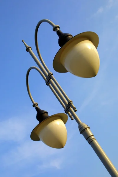 Sokak lâmbası direği üzerinde lambalar — Stok fotoğraf