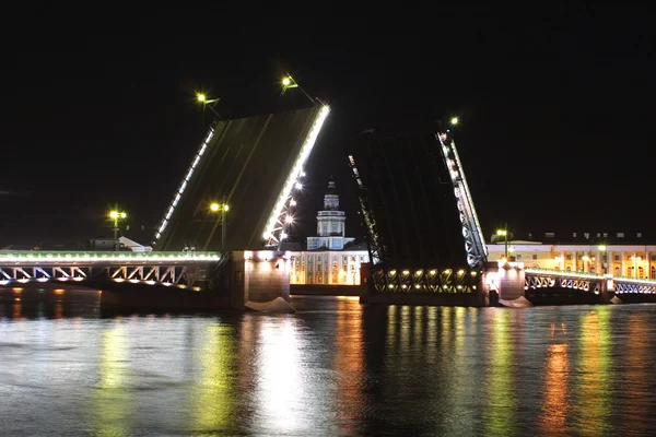 Gecede yükselterek palace bridge — Stok fotoğraf