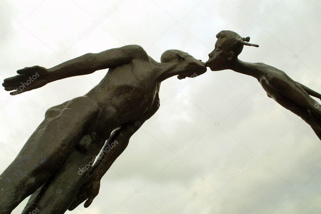 Statue with kissing of man and woman