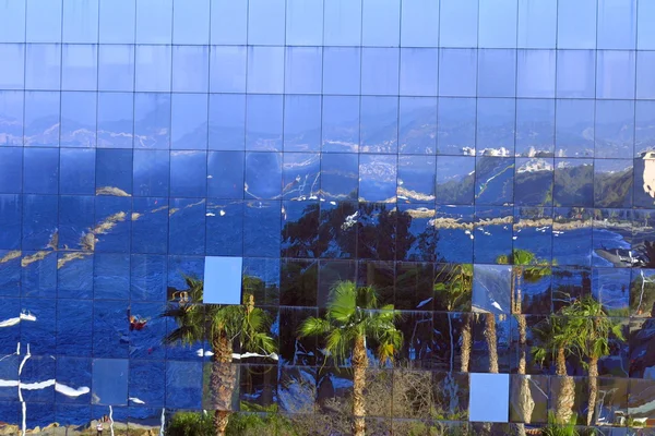 Отражение города в окнах — стоковое фото