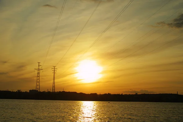 Couchers de soleil derrière le pylône électrique — Photo