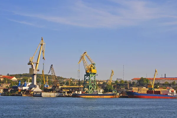 Torres de guindaste de doca na baía de Sevastopol — Fotografia de Stock