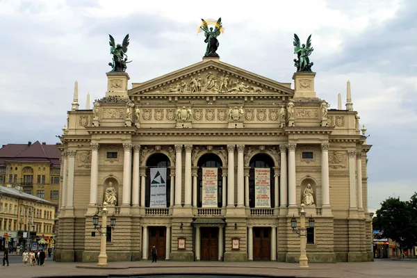 利沃夫歌剧和芭蕾舞剧院 — 图库照片
