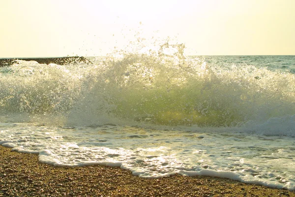 Plage de la mer avec vagues, éclaboussures et mousse — Photo