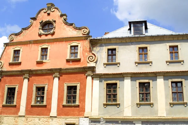 Twee kleurrijke gebouwen — Stockfoto