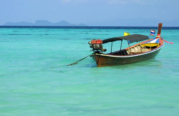 Лодка в Андаманском море — стоковое фото