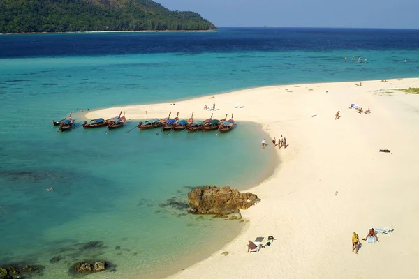 Spiaggia sabbiosa dell'isola tropicale — Foto Stock