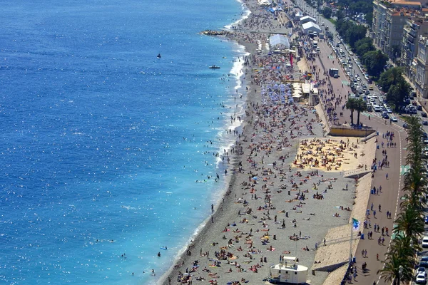 Галечный пляж в Ницце — стоковое фото