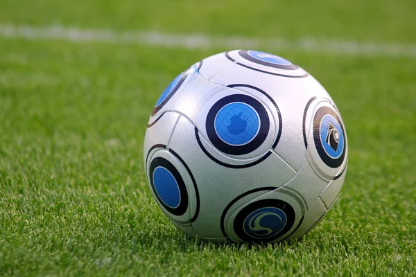 Крупный футбольный мяч — стоковое фото