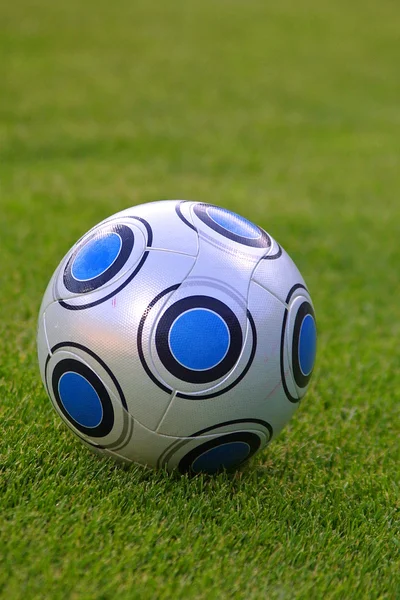 Крупный футбольный мяч — стоковое фото