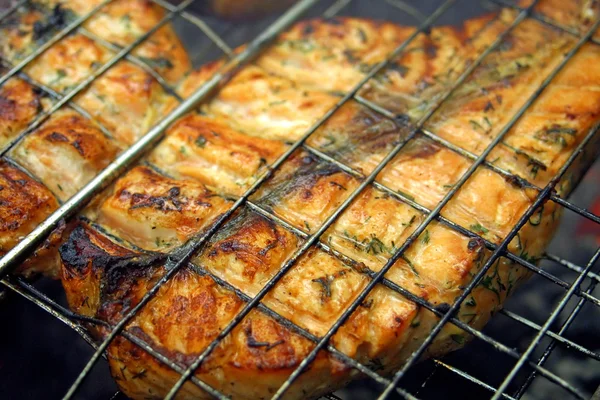 Salmon steak cooking on a grill — Stock Photo, Image