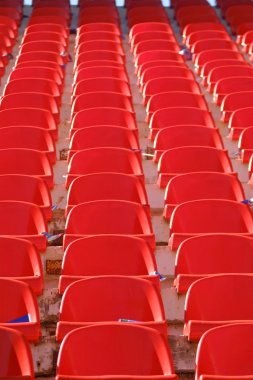 Kırmızı boş stadyum koltukları