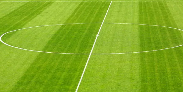 Fußball auf dem grünen Feld — Stockfoto