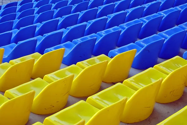 Assentos de estádio vazios azuis e amarelos — Fotografia de Stock