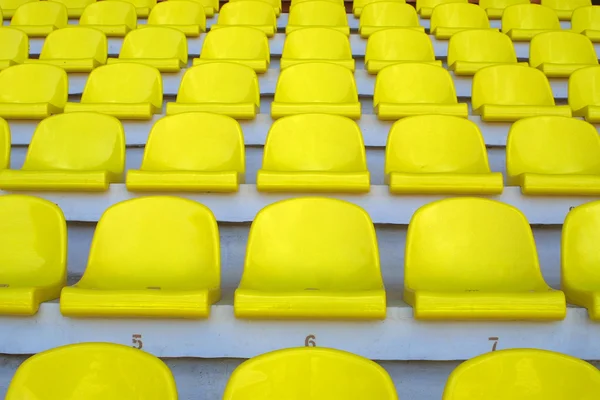 Assentos de estádio vazios amarelos — Fotografia de Stock
