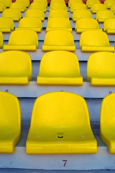 Gelbe leere Stadionsitze — Stockfoto