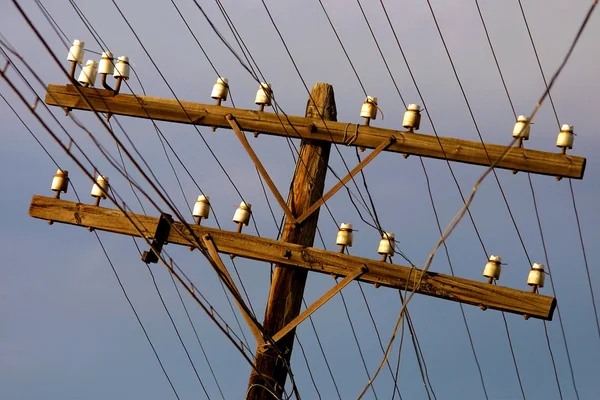 Houten elektriciteit post — Stockfoto