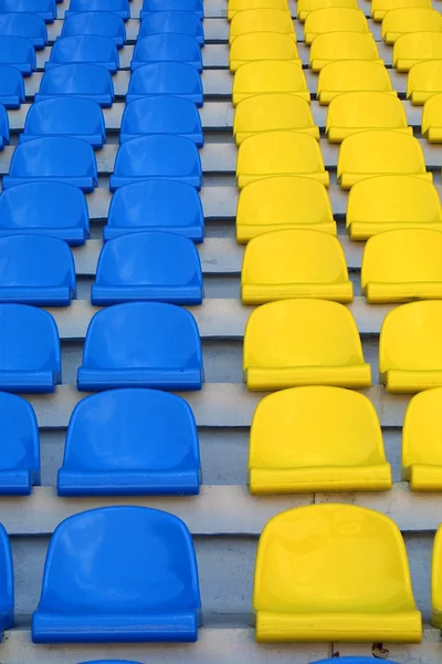 Asientos de estadio vacíos azules y amarillos — Foto de Stock