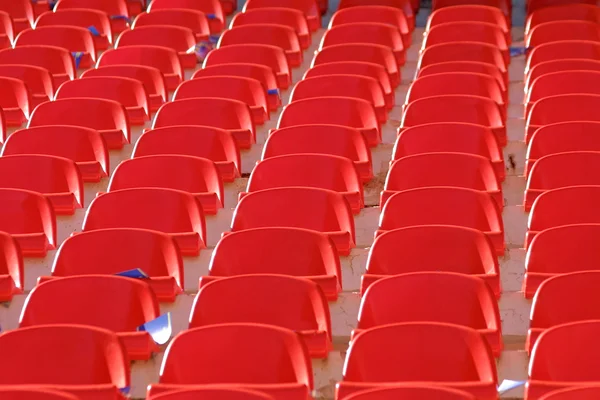 Assentos de estádio vermelhos vazios — Fotografia de Stock
