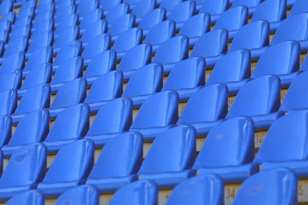 Assentos de estádio azul vazios — Fotografia de Stock