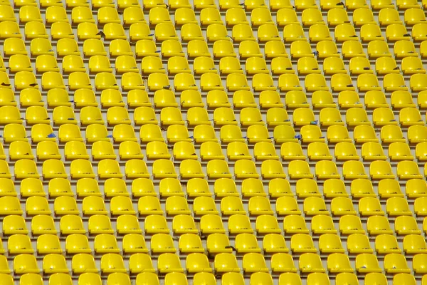 Sièges vides jaunes du stade — Photo