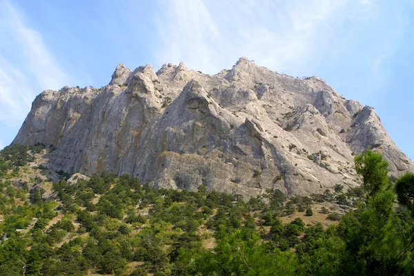 La montaña "el Halcón" en la Crimea — Foto de Stock