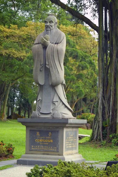 Памятник Конфуцию в Сингапуре — стоковое фото
