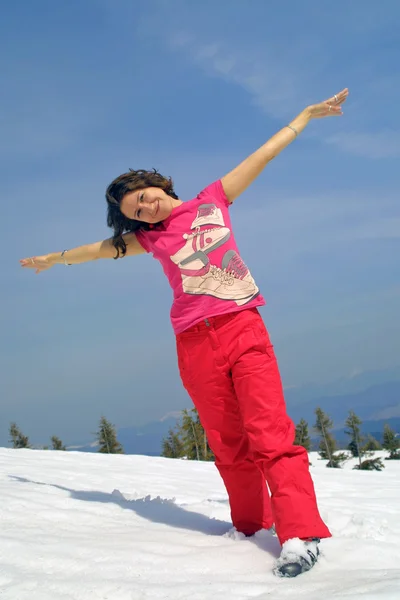 Chica feliz relajarse en una ladera de montaña —  Fotos de Stock