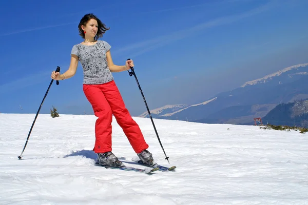 Menina esqui em uma encosta da montanha — Fotografia de Stock