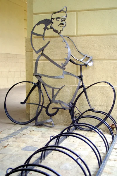 Parcheggio biciclette e monumento Schweik — Foto Stock