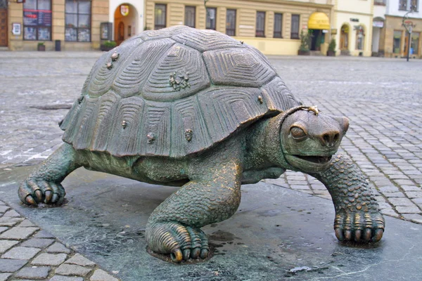 Бронзовая черепаха на Верхней площади в Оломоуце — стоковое фото