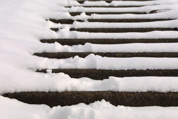 Сходи вкриті снігом — стокове фото