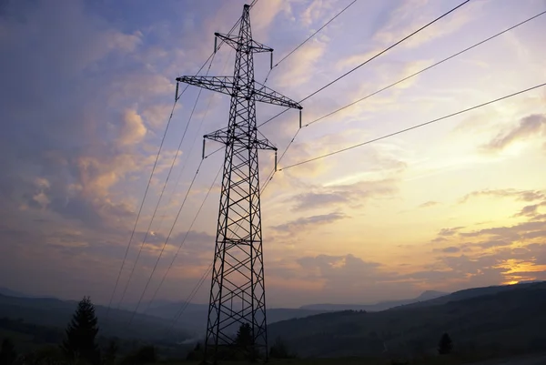 Solnedgång i bergen och elektrifierade trac — Stockfoto