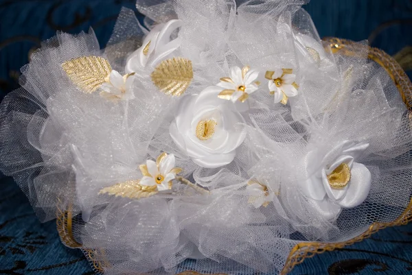 Weiße und goldene Rosen — Stockfoto