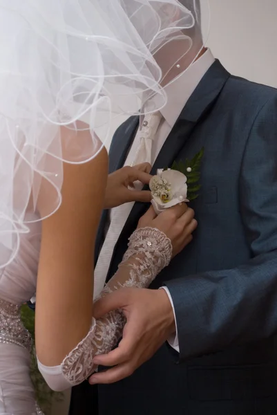 La novia ha unido la orquídea al novio —  Fotos de Stock
